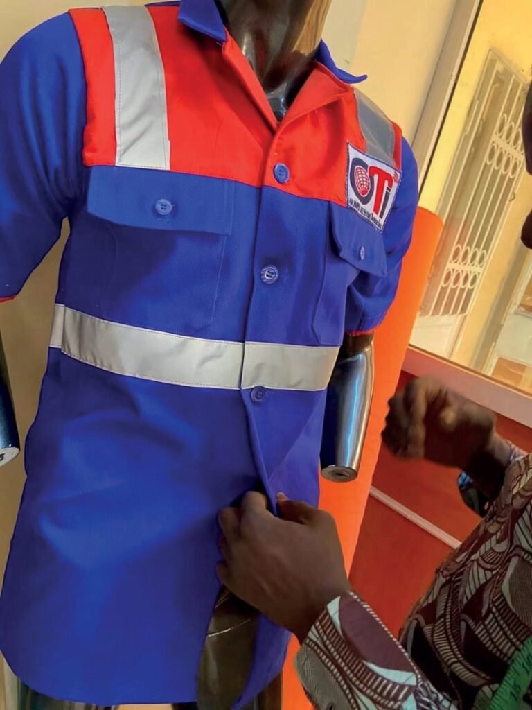 Tenue professionnelle à bandes réfléchissantes