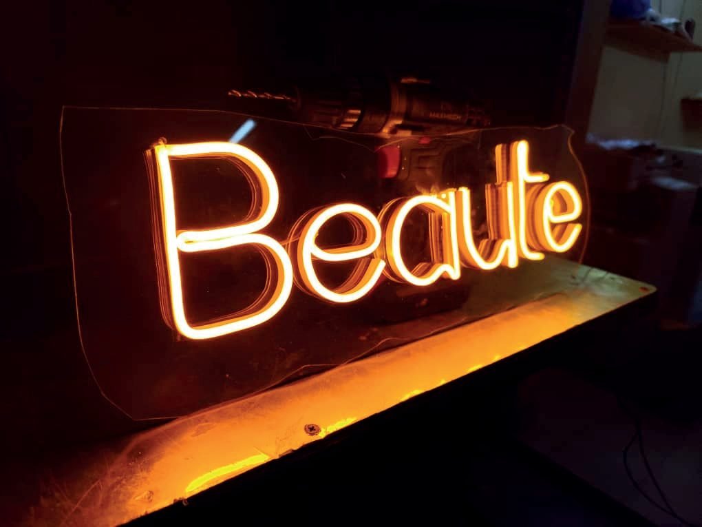 Enseigne néon « Beauté »