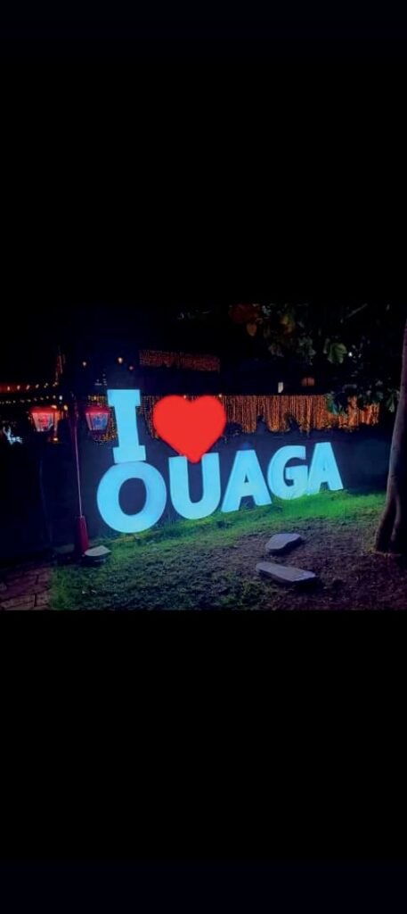 Lettres lumineuses « I love Ouaga »